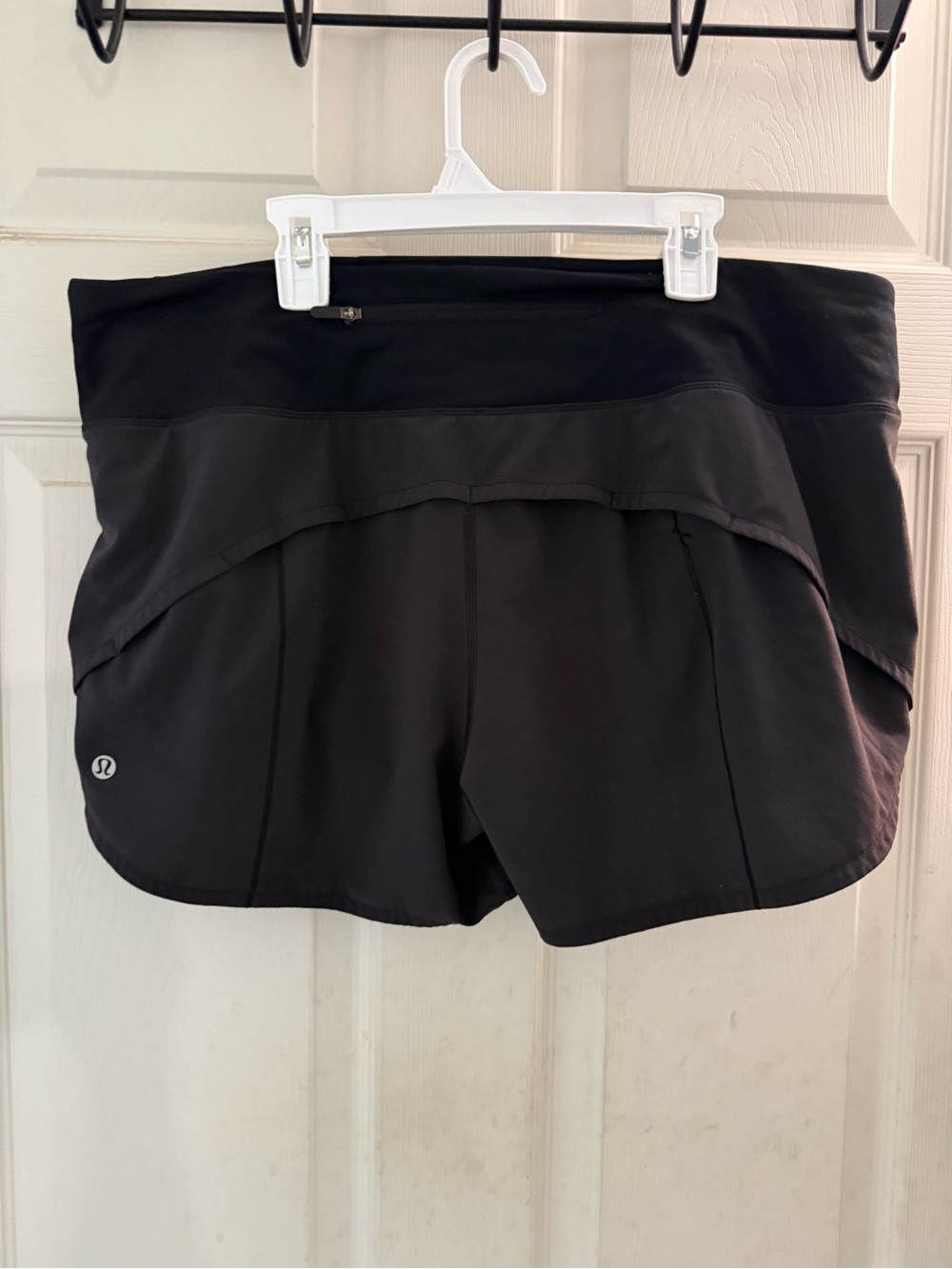 Lululemon Speed Up Mid-Rise Short 4"
Black